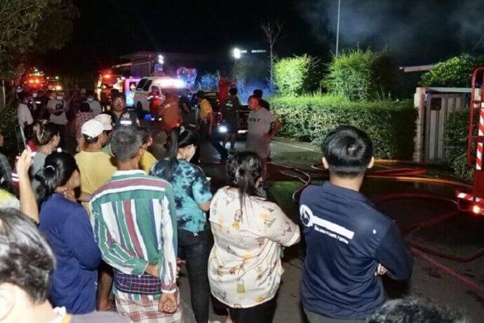 เกิดเหตุเพลิงไหม้บ้านเรือนไทยหรู สาเหตุคาดไฟฟ้าลัดวงจร